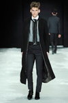 Desfile de Sand — Copenhagen Fashion Week AW13/14 (looks: abrigo negro)