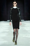 Показ Sand — Copenhagen Fashion Week AW13/14 (наряды и образы: чёрные колготки в горошек, чёрное платье, солнцезащитные очки)