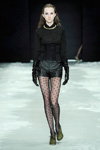 Pokaz Sand — Copenhagen Fashion Week AW13/14 (ubrania i obraz: bluzka czarna, długie rękawiczki czarne, szorty czarne, rajstopy w groszki czarne)