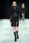 Pokaz Sand — Copenhagen Fashion Week AW13/14 (ubrania i obraz: bluzka czarna, spódnica z rozcięciem czarna, podkolanówki czarne, kozaki czarne)