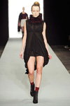 Desfile de TEKO — Copenhagen Fashion Week AW13/14 (looks: vestido negro, calcetines burdeos)