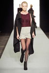 Modenschau von TEKO — Copenhagen Fashion Week AW13/14 (Looks: Burgunder farbene Bluse, schwarze transparente Strumpfhose)