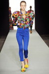 Modenschau von TEKO — Copenhagen Fashion Week AW13/14 (Looks: Blazer mit Blumendruck, blaue Hose)