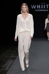 Desfile de Whiite — Copenhagen Fashion Week SS14 (looks: blusa blanca, pantalón blanco)