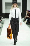 Desfile de Wood Wood — Copenhagen Fashion Week AW13/14 (looks: sombrero gris, corbata gris, blusa blanca, pantalón de rayas gris, zapatos de tacón negros, bolso dorado)
