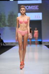 Pokaz Body&Beach — CPM SS14 (ubrania i obraz: biustonosz różowy, figi różowe, sandały pomarańczowe)