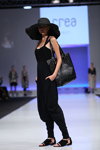 Pokaz Crea Concept — CPM SS14 (ubrania i obraz: kapelusz czarny, kombinezon czarny, sandały czarne, torebka czarna)