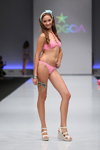 Modenschau von Intima Signature Show — CPM SS14 (Looks: rosaner Badeanzug, Sandaletten mit Keilabsatz)