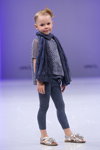 Pokaz ITALIAN KIDS — CPM SS14 (ubrania i obraz: legginsy niebieskie, sandały srebrne)
