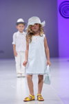 Показ ITALIAN KIDS — CPM SS14 (наряды и образы: голубая шляпа, голубое платье, желтые сандалии)