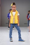 Pokaz ITALIAN KIDS — CPM SS14 (ubrania i obraz: kamizelka żółta pikowana, spodnie błękitne)
