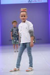 Modenschau von ITALIAN KIDS — CPM SS14 (Looks: himmelblaue Jeans)