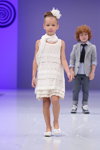 Pokaz ITALIAN KIDS — CPM SS14 (ubrania i obraz: sukienka biała koronkowa, szalik biały, kokarda biała, półbuty białe)