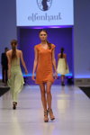 Modenschau von Selected — CPM SS14 (Looks: orange Mini Kleid, graue Sandaletten)