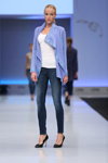 Modenschau von Selected — CPM SS14 (Looks: blaue Jeans, weißes Top, schwarze Pumps, blonde Haare)