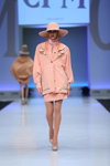 Desfile de Slava Zaitsev — CPM SS14 (looks: zapatos de tacón beis, abrigo rosa, falda rosa, sombrero rosa, pantis transparentes cueros)