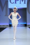 Pokaz Slava Zaitsev — CPM SS14 (ubrania i obraz: sukienka mini biała, rękawiczki białe, rajstopy białe, półbuty białe)