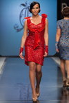 Pokaz Anna Ovchinnikova — DnN SPbFW ss14 (ubrania i obraz: suknia koktajlowa czerwona, cienkie rajstopy cieliste, półbuty cieliste)