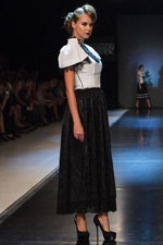 Anna Subbotina show — DnN SPbFW ss14 (looks: white top, black maxi skirt, black pumps)