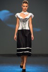 Pokaz Anna Subbotina — DnN SPbFW ss14 (ubrania i obraz: sukienka czarno-biała, półbuty czarne)