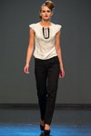 Pokaz Anna Subbotina — DnN SPbFW ss14 (ubrania i obraz: top biały, spodnie czarne, półbuty czarne)