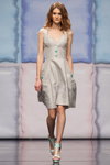 Pokaz Fabric Fancy — DnN SPbFW ss14 (ubrania i obraz: sukienka szara, sandały turkusowe)