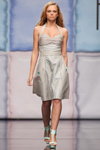 Modenschau von Fabric Fancy — DnN SPbFW ss14 (Looks: graues Kleid, türkise Sandaletten)