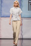 Pokaz Fabric Fancy — DnN SPbFW ss14 (ubrania i obraz: bluzka szara, spodnie kremowe, blond (kolor włosów))