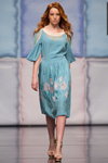 Показ Fabric Fancy — Дефиле на Неве SS2014 (наряды и образы: голубое платье, бежевые туфли, рыжий цвет волос)