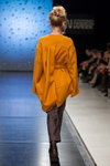 Modenschau von Harlen — DnN SPbFW ss14 (Looks: orange Mantel, graue Hose, schwarze Pumps)