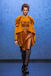 Pokaz Harlen — DnN SPbFW ss14 (ubrania i obraz: palto pomarańczowe, spodnie szare, półbuty czarne)