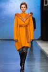 Modenschau von Harlen — DnN SPbFW ss14 (Looks: orange Mantel, schwarze Stiefel)