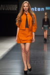 Modenschau von MONTON — DnN SPbFW ss14 (Looks: schwarze Pumps, orange Damen Anzug (Blazer, Rock))
