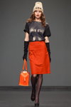 Pokaz MONTON — DnN SPbFW ss14 (ubrania i obraz: spódnica pomarańczowa, rajstopy czarne, półbuty czarne, długie rękawiczki czarne)