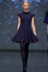 Pokaz Tatiana Kiseleva — DnN SPbFW ss14 (ubrania i obraz: sukienka niebieska, rajstopy czarne, sukienka mini niebieska)