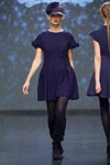 Pokaz Tatiana Kiseleva — DnN SPbFW ss14 (ubrania i obraz: rajstopy czarne, kozaki czarne, sukienka mini niebieska)