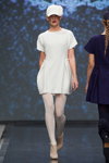 Pokaz Tatiana Kiseleva — DnN SPbFW ss14 (ubrania i obraz: rajstopy białe, sukienka biała, botki damskie beżowe)