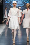 Pokaz Tatiana Kiseleva — DnN SPbFW ss14 (ubrania i obraz: rajstopy białe, sukienka biała, botki damskie beżowe)