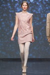 Modenschau von Tatiana Kiseleva — DnN SPbFW ss14 (Looks: weiße Strumpfhose, rosanes Kleid)
