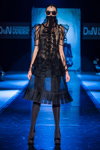 Pokaz Yulia Kosyak — DnN SPbFW ss14 (ubrania i obraz: suknia koktajlowa czarna przejrzysta, rajstopy czarne gęste)
