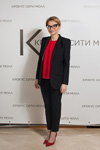 Evelina Khromtchenko. Fashion Day / Crocus (looks: traje de pantalón negro, top rojo)