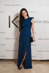 Весенний Fashion Day в Крокус Сити Молле (наряды и образы: синее вечернее платье с разрезом, чёрный клатч, чёрные туфли)