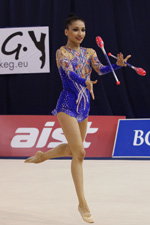 Djamila Rakhmatova. Djamila Rakhmatova — Puchar Świata 2013 (ubrania i obraz: trykot gimnastyczny niebieski)