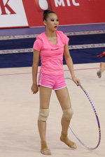Wong Pon San. Виступ малазійських гімнасток — Етап Кубка Світу 2013 (наряди й образи: рожевий топ, рожеві шорти)