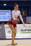 Mariya Kadobina. Mariya Kadobina — Weltcup 2013 (Looks: rot-weißer Gymnastikanzug)