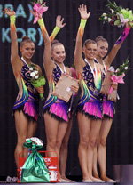 Valeriya Pischelina, Hanna Dudzenkova, Maryna Hancharova, Krystsina Kastsevich. Übung mit den Keulen. Weißrussland — Weltcup 2013