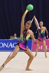 Maryna Hancharova und Hanna Dudzenkova. Übung mit den Keulen. Weißrussland — Weltcup 2013