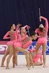 Übung mit den Keulen. Polen — Weltcup 2013 (Looks: rosaner Gymnastikanzug)