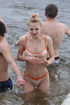 Водохресні купання: аншлаг на міському пляжі (наряди й образи: блонд (колір волосся), пучок (зачіска))