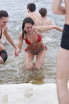 Kąpiel na Chrzest Pański: tłum na miejskiej plaży (ubrania i obraz: strój kąpielowy czerwony)